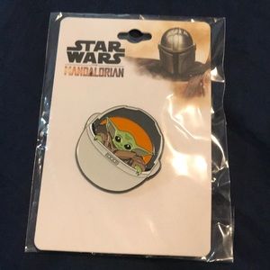 Baby Yoda mandalorian pin